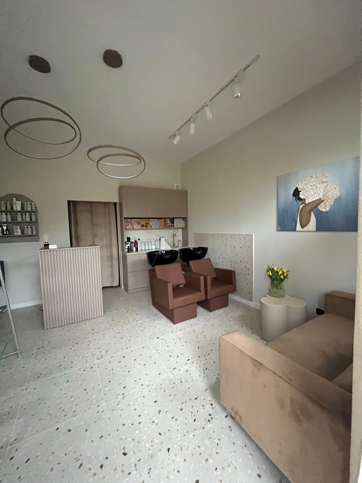 Kameralna atmosfera salonu fryzjerskiego